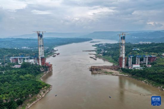 渝万高铁石沱长江大桥首个主塔封顶