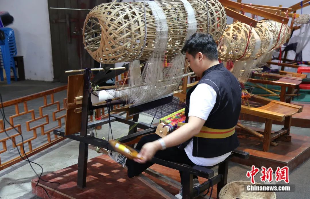 小蚕虫变身&ldquo;产业龙&rdquo;，广西这座小城如何实现&ldquo;破茧重生&rdquo;