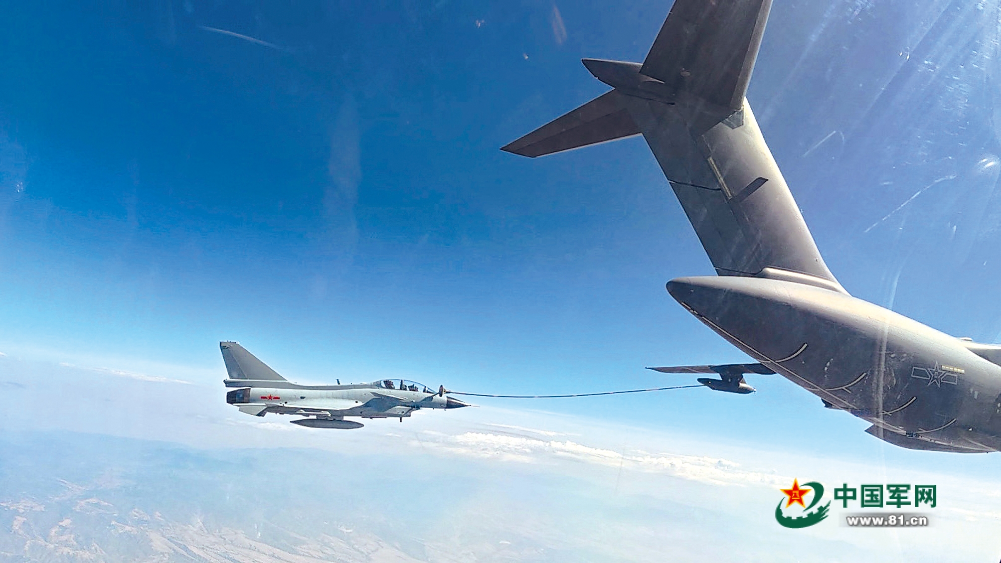 空军首次在院校组织实施空中加油专项训练