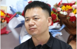 &ldquo;磕头跪别&rdquo;母亲 连救五人感动全网 专访救人者张伟