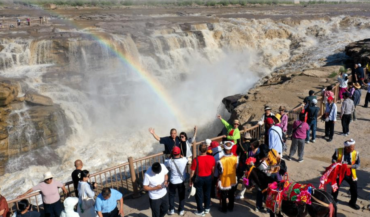 黄河壶口瀑布壮美奔腾