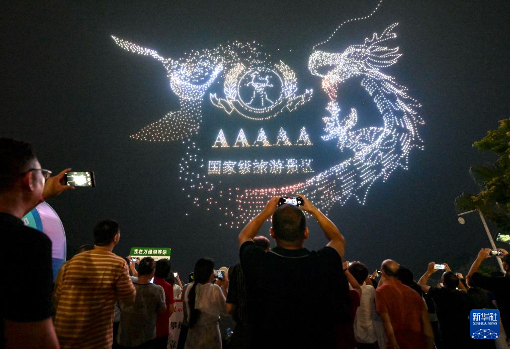 广东河源举行万架无人机灯光秀表演