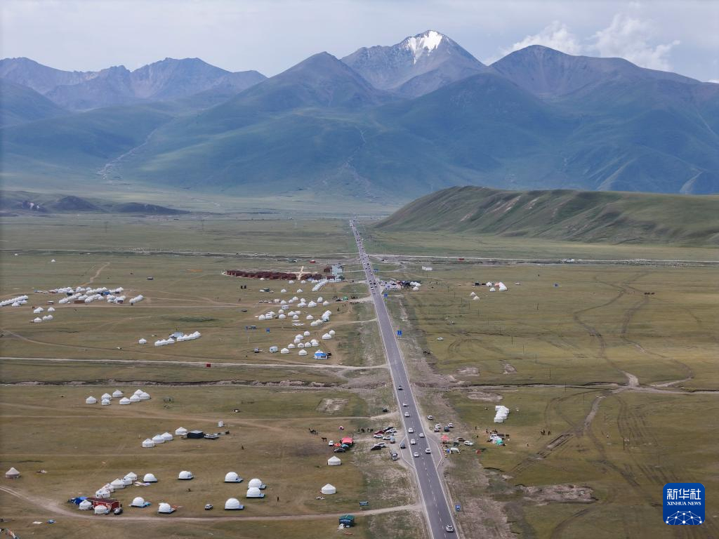 新疆独库公路正值旅游旺季