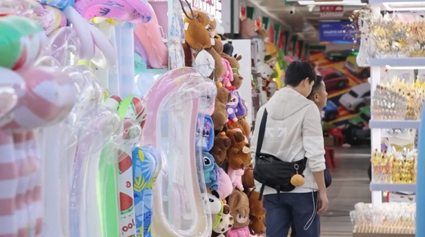 暑期戏水热 带动义乌市场水上运动装备产销两旺