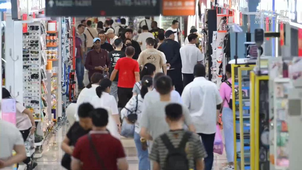 暑期入境游持续升温 浙江义乌迎来大批外籍游客