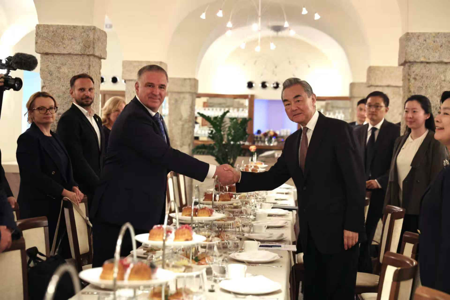 王毅会见斯洛文尼亚国民委员会主席洛特里奇