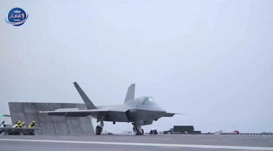 海军三型舰载机成功在福建舰完成起降训练完整版画面来了