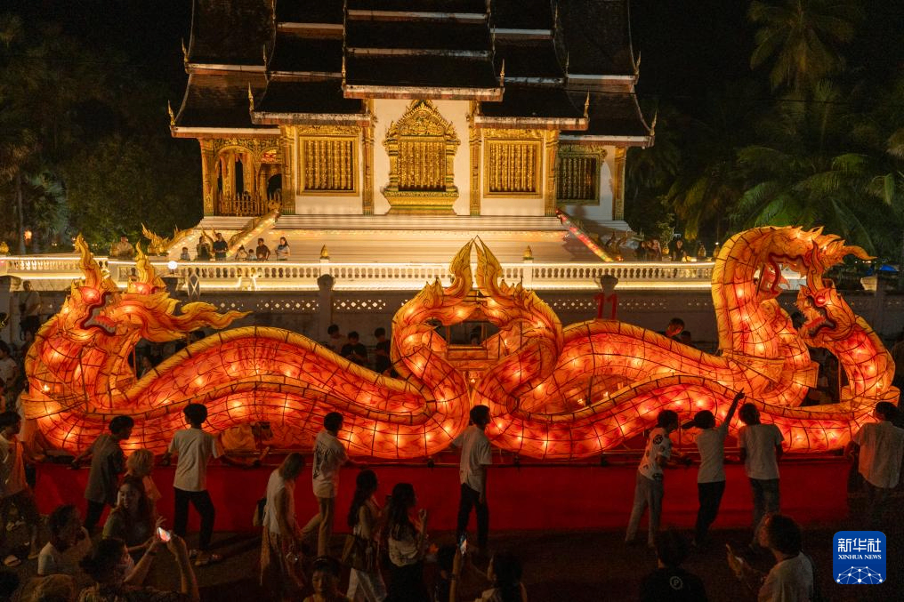 一年一度灯船节点亮老挝琅勃拉邦