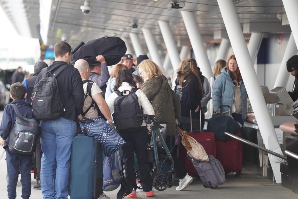 &ldquo;停摆&rdquo;加剧航班限流　美国民众出行难