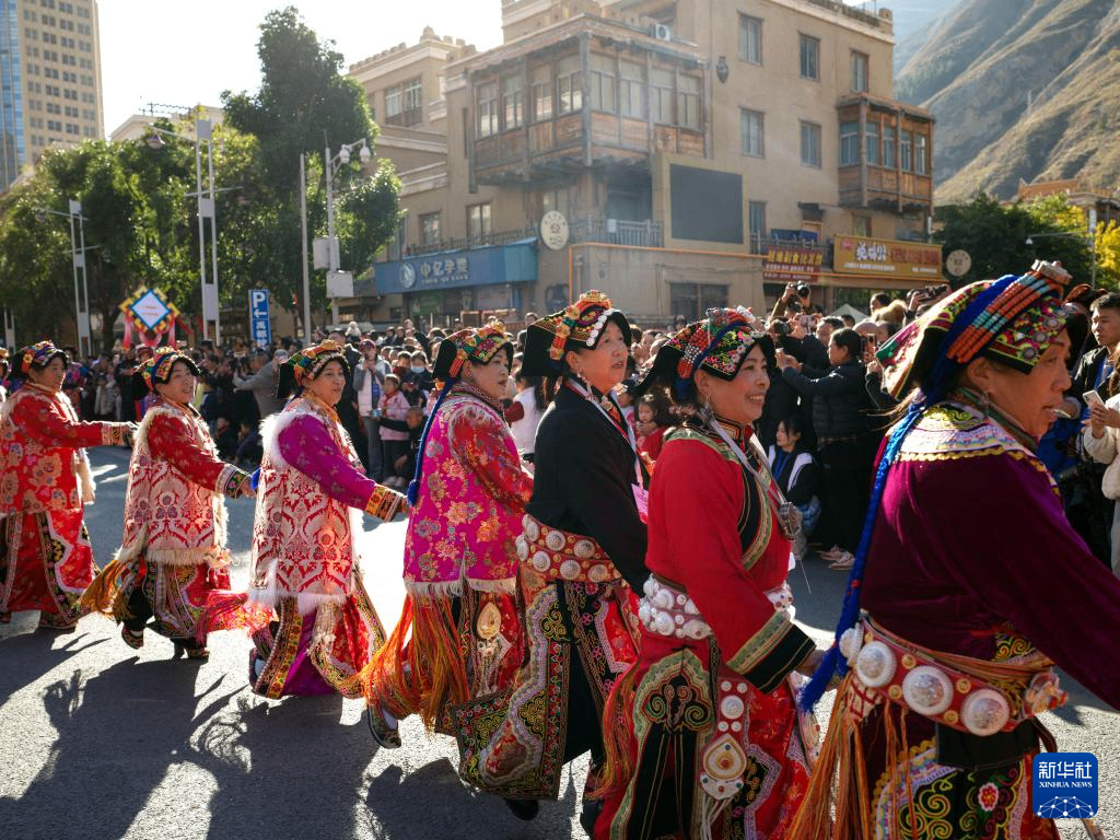 四川汶川：非遗巡游庆羌年