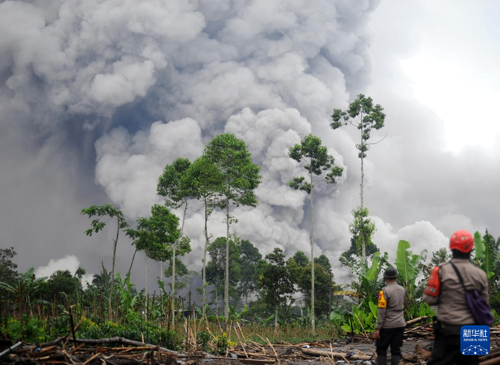 持续喷发中的印尼塞梅鲁火山