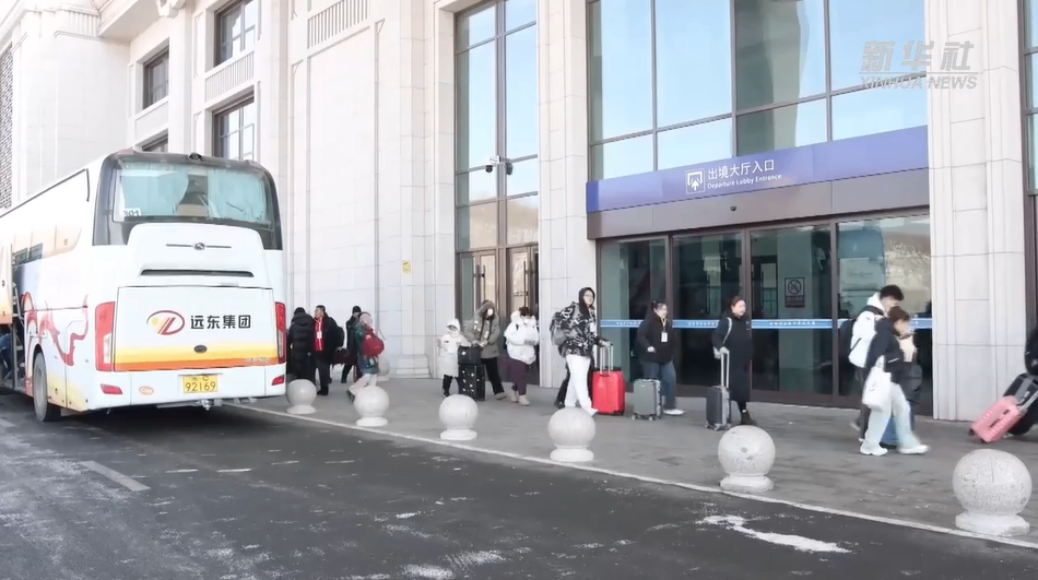 中俄免签双向通关落地 绥芬河口岸迎来首日通关旅客