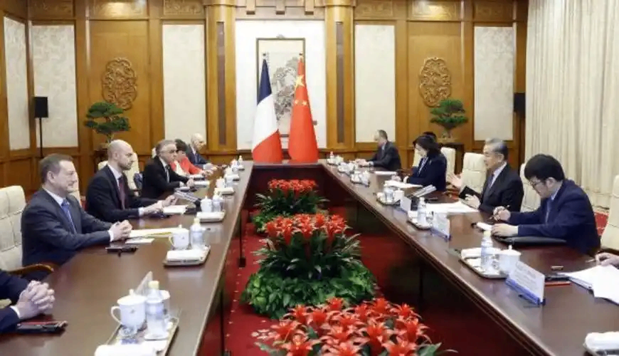 王毅会见法国外长巴罗