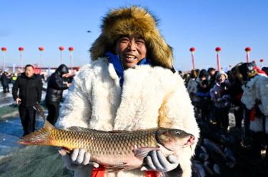 冰湖&ldquo;燃&rdquo;起来：哈素海冬捕迸发冬日&ldquo;热效应&rdquo;