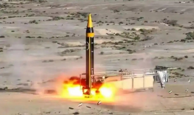 美伊谈判前夕 伊朗展示先进弹道导弹