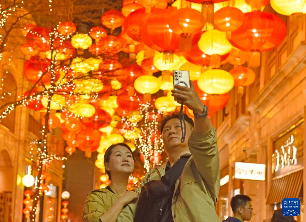 香港：大红灯笼迎新春