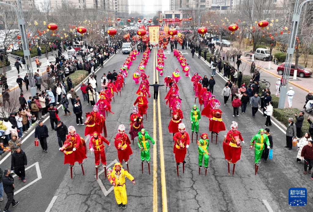 河北灵寿：民间艺术巡游展演贺新春
