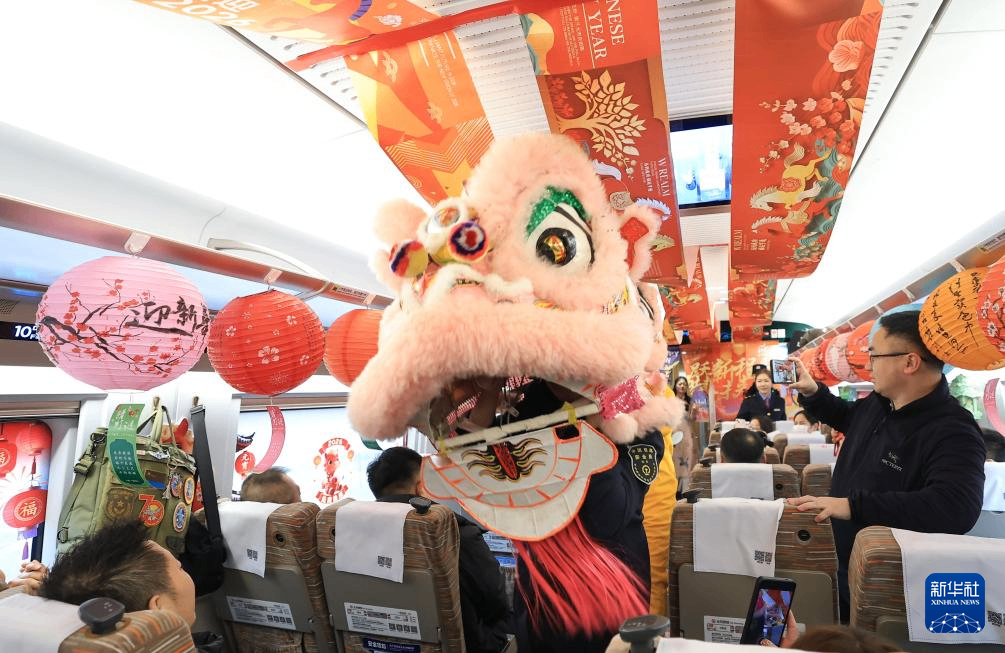 高铁闹元宵 旅途温情浓