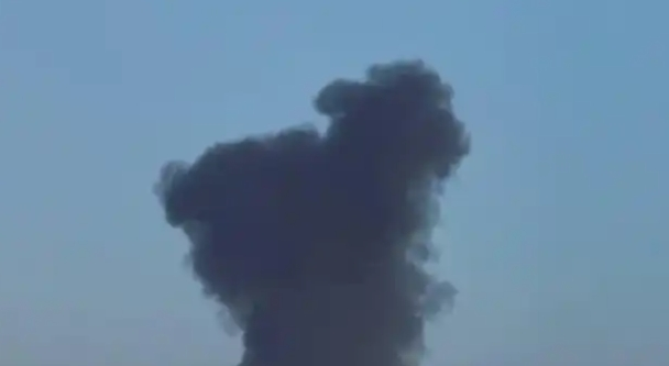 美以空袭伊朗东南部港口 百余艘渔船起火