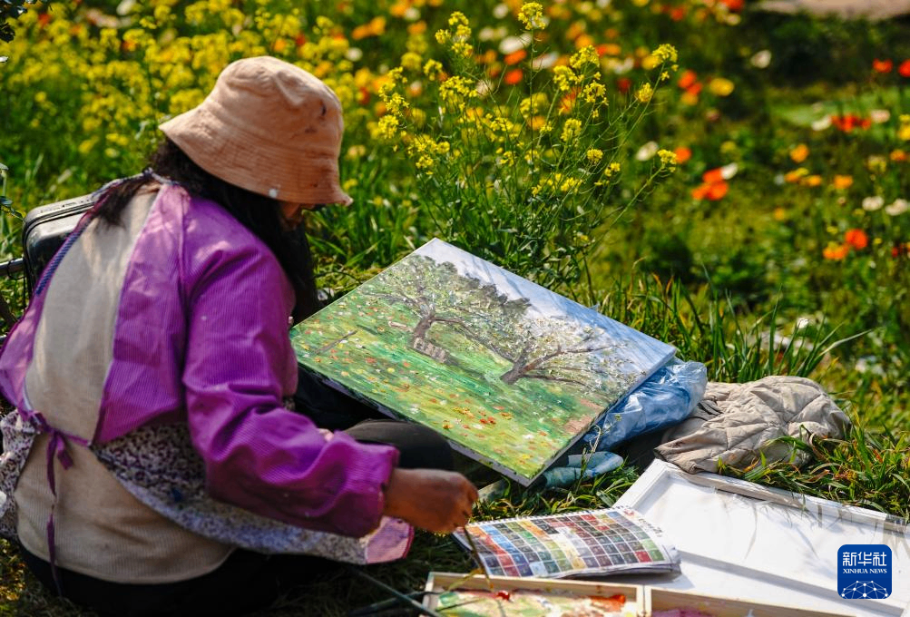 春城繁花引客来