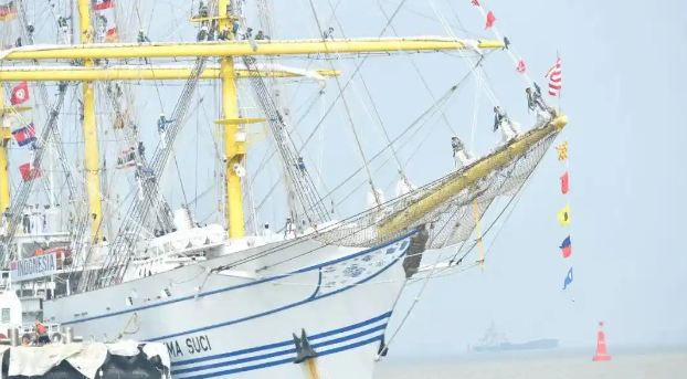 印尼海军&ldquo;毕玛苏吉&rdquo;号风帆训练舰访问上海