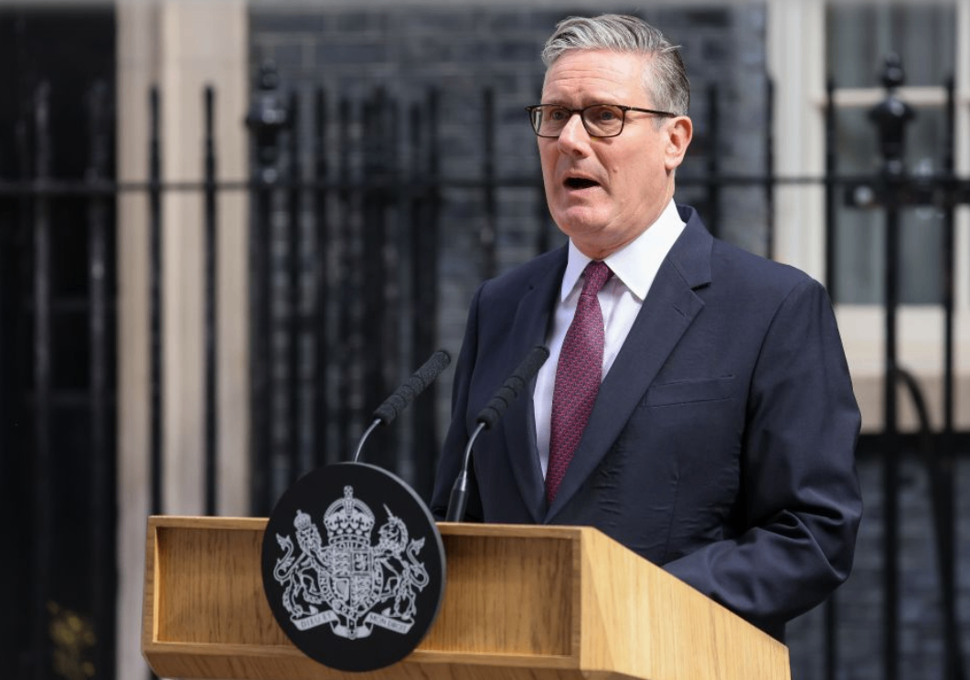 英国首相斯塔默宣布辞职