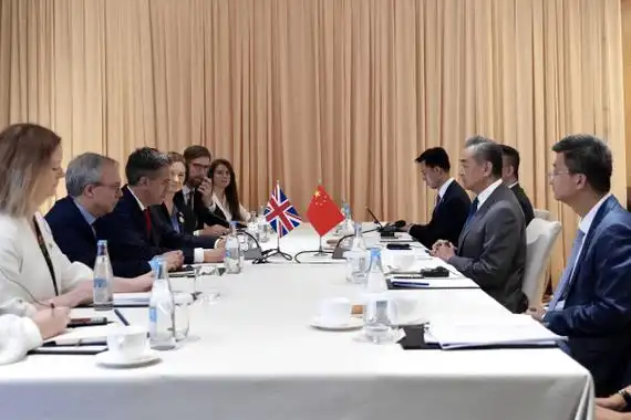 王毅会见英国外交大臣米利班德