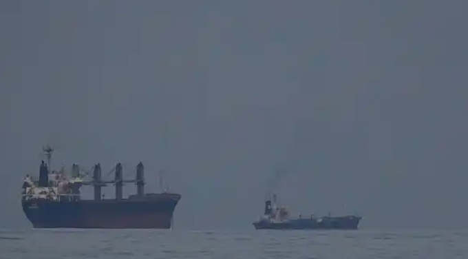 霍尔木兹海峡附近货船遭袭